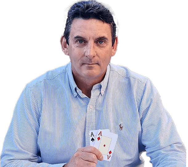 L'autore Roy Brindley con carte da poker in mano