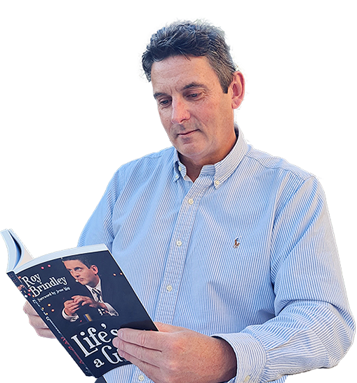 Roy mentre legge un libro di regole poker