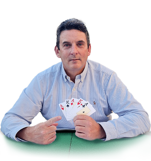 Roy Brindley utilizando estrategias de póker en una mesa.